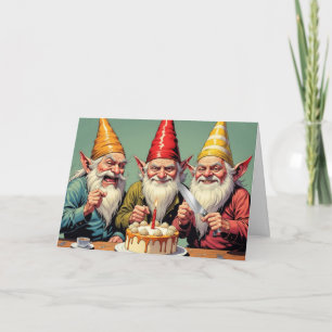 Cartão Gnomos de Aniversário Cortando o Bolo de Aniversár