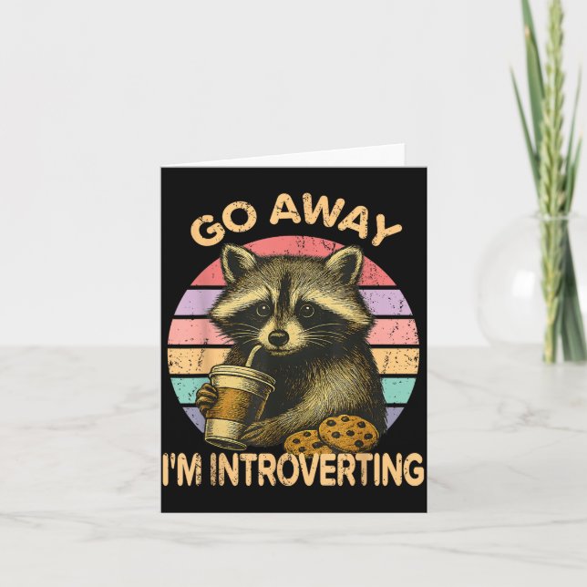 Cartão Go Away I'm Introverting Funny Raccoon Sarcastic  (Frente)