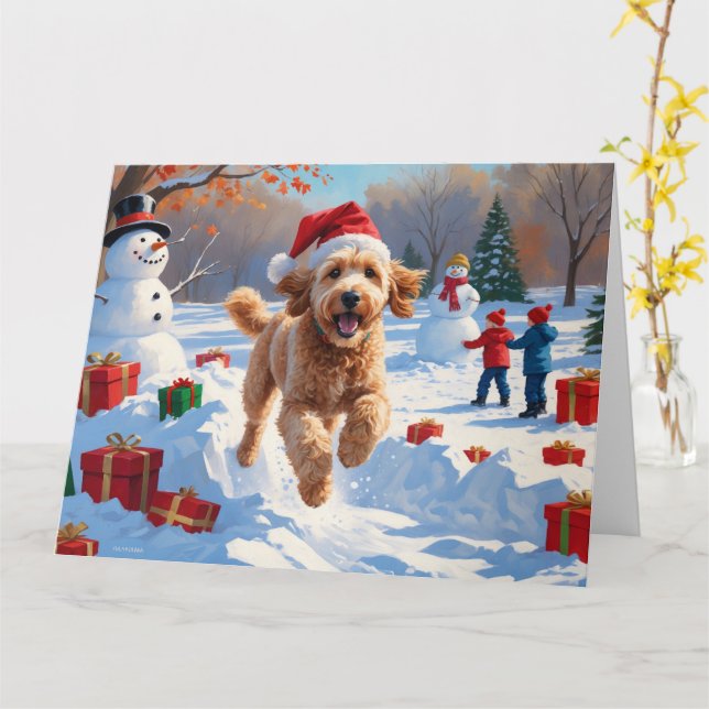 Cartão Goldendoodle correndo em neve com chapéu de Natal (Flor Amarela)