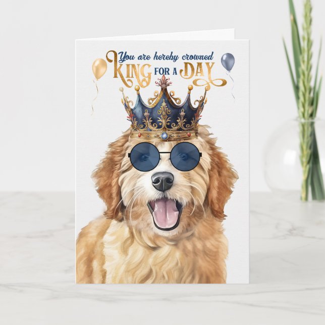 Cartão Goldendoodle Dog King para um dia de aniversário e (Frente)