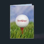 Cartão Golf Ball On Tee for Brother<br><div class="desc">Feche a bola de golfe no chá vermelho em grama verde para o aniversário do Irmão. O texto na bola pode ser editado.</div>