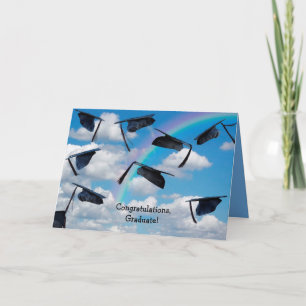 Cartão Graduações negras bonés no céu com arco-íris