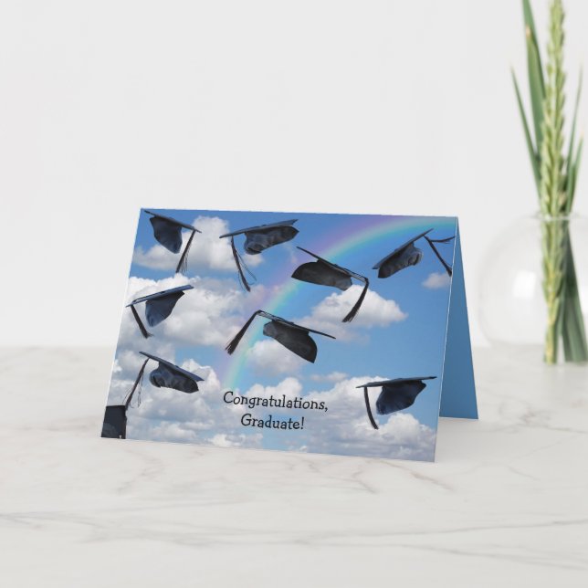 Cartão Graduações negras bonés no céu com arco-íris (Frente)