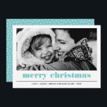 Cartão Gráfico mínimo | Aqua Feliz Foto de Natal<br><div class="desc">Cartão com fotos de tipografia azul aqua "Feliz Natal",  constante e ousada. A parte traseira da placa apresenta uma pop de coordenação de cor com um padrão estelar de inverno Qualquer cor disponível a pedido</div>