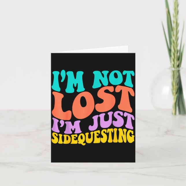Cartão Groovy I’m Not Lost, I’m Just Sidequesting – Funny (Frente)