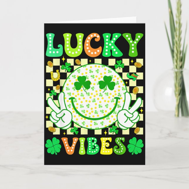 Cartão Groovy St Patricks Day Lucky Vibes Shamrock Women  (Frente)