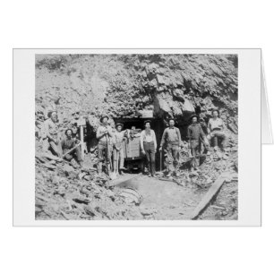 Cartão Grupo de Homens fora de uma Fotografia Mineira
