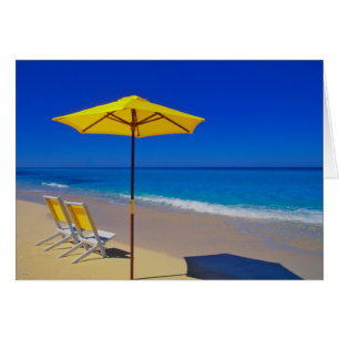 Cartão Guarda-sol e cadeiras de praia amarelos em praia i