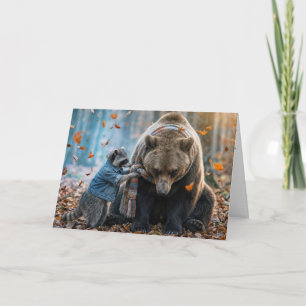 Cartão Guaxinim Amarrando um Cachecol em um Urso