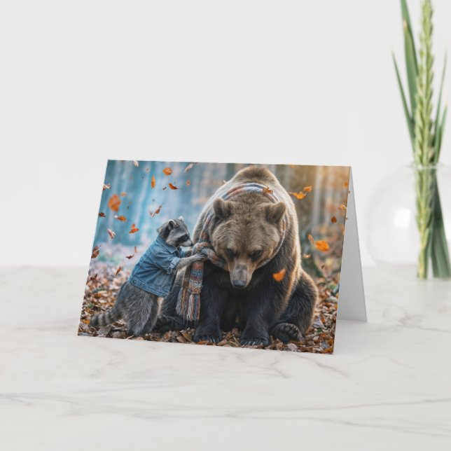 Cartão Guaxinim Amarrando um Cachecol em um Urso (Frente)