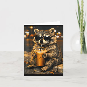 Cartão Guaxinim engraçado bebendo café gelado meme animal