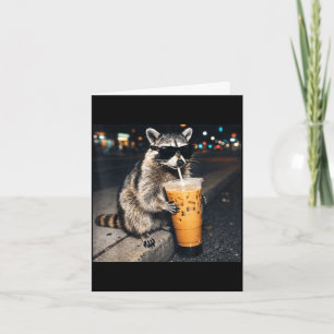 Cartão Guaxinim engraçado bebendo café gelado meme de ani