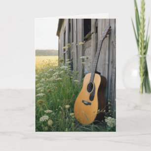 Cartão Guitarra de Aniversário Encostada a um Celeiro Rur