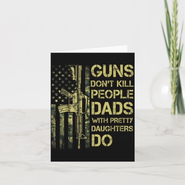 Cartão Guns Don't Kill People Dads With Pretty Daughters  (Frente)