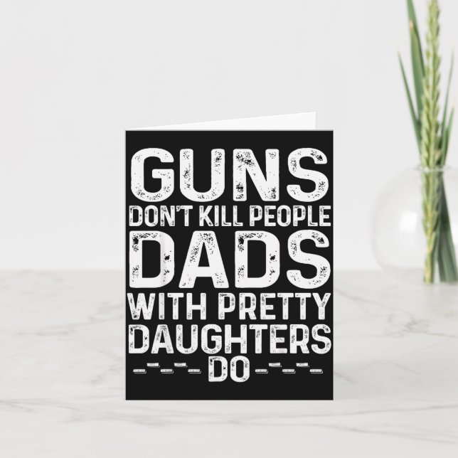Cartão Guns Don't Kill People Dads With Pretty Daughters  (Frente)