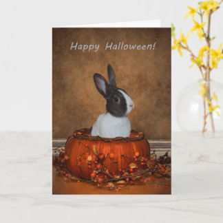 Cartão Halloween Bunny in a Wicker Pumpkin