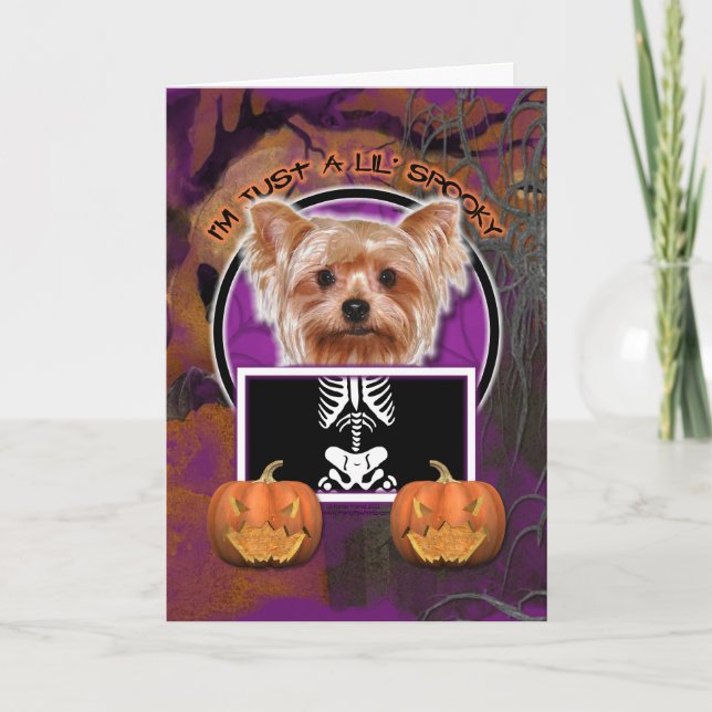 Cartão Halloween - Just a Lil Spooky - Yorkie (Frente)
