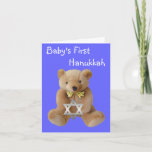 Cartão Hanukkah do Bebê<br><div class="desc">O primeiro cartão de saudação de Hanukkah do bebê doce. Um maravilhoso fundo azul-piscadela, com uma fotografia de um ursinho de peluche macio e bronzeado segurando uma Estrela prateada de David. O primeiro Hanukkah do bebê, em texto branco, na frente. Personalize o dentro de texto e saia para atender às...</div>
