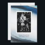 Cartão Hanukkah Feliz da Watercolor<br><div class="desc">Uma maneira maravilhosa de enviar saudações a Chanucá nesta temporada de férias. Este cartão com fotos de Hanukkah azul e branco vai encantar sua família e seus amigos. Procure por coordenar produtos da Parcel Studios.</div>