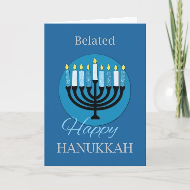 Cartão Hanukkah Menorah, atrasado em azul escuro (Frente)