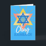 Cartão Hanukkah Sameach Menorah Estrela de David Card<br><div class="desc">Chag Sameach,  feliz cartão de saudação Hanukkah com uma grande estrela de David e menorah com raios de luz. Gráficos modernos e placa de procura contemporânea para Chanucá. Arte,  imagem e direitos de autor versos © Shoaff Ballanger Studios,  2022.</div>