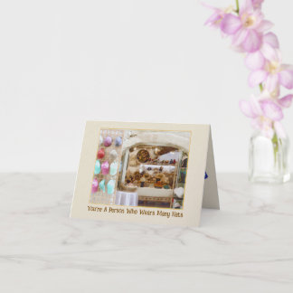 CARTÃO "HAPPY BIRTHDAY TO A PERSON WHO WEARS MANY HATS