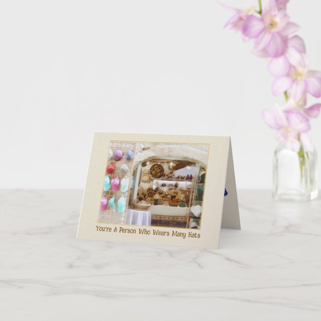 CARTÃO "HAPPY BIRTHDAY TO A PERSON WHO WEARS MANY HATS (Orquídea)