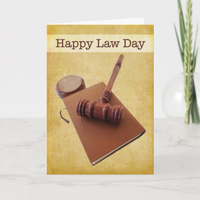 Cartão Happy Paralegal Day Gavel & Book on Brown (Frente)
