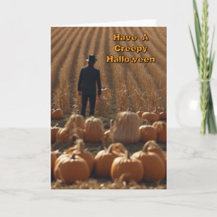 Cartão Homem assustador de Halloween em um milharal