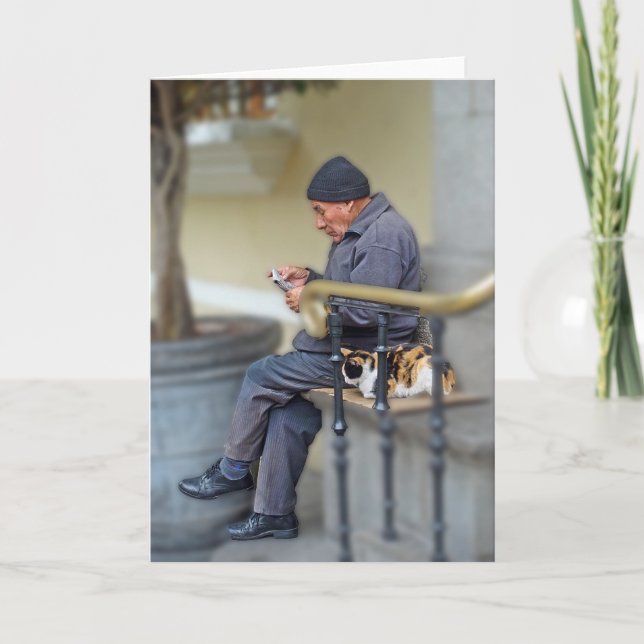 Cartão Homem com seu gato - Lendo o jornal (Frente)