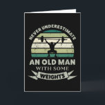 Cartão Homem Velho com Pesos Presente Divertido para Pai<br><div class="desc">Nunca subestime um Homem Velho com alguns Pesos. Este presente engraçado é ideal para Homens que amam academia,  musculação e fitness. Obtenha como presente de natal,  aniversário ou dia dos pais para o seu marido ou pai.</div>