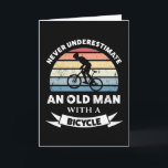 Cartão Homem Velho com uma Bicicleta Presente Divertido P<br><div class="desc">Nunca subestime um Homem Velho com uma Bicicleta. Este presente engraçado é ideal para Homens que amam pedalar,  ciclismo,  andar de bicicleta e mountain bike. Obtenha como presente de natal ou dia dos pais para o seu marido.</div>