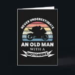 Cartão Homem Velho com uma Moto Presente Divertido Pai<br><div class="desc">Nunca subestime um Homem Velho com uma Moto. Presente engraçado ideal para Homens / motociclista que amam motos motociclismo & ciclismo. Obtenha como presentes de natal,  aniversário ou dia dos pais para o seu marido ou pai.</div>