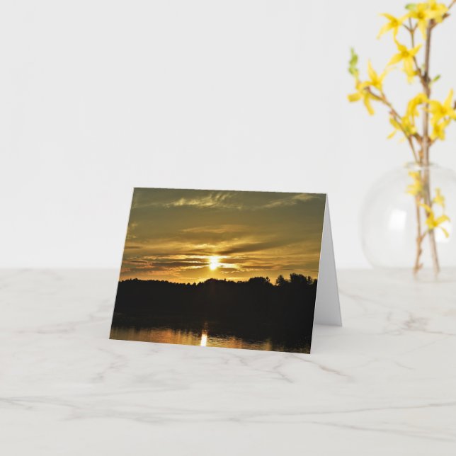 Cartão Horário do ouro do Sol sobre o lago (Flor Amarela)