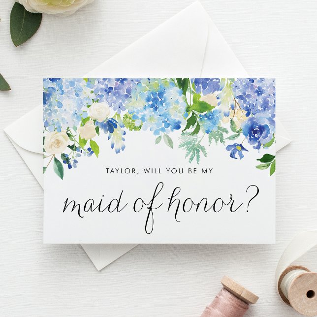 Cartão Hydrangea azul e Madrinha de casamento Floral de R (Blue hydrangea and white rose maid of honor card with greenery for floral-themed wedding proposals.)
