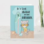 Cartão Idade 9 Irmão Birthday Beach Funny Legal Raccoon<br><div class="desc">Seu irmão legal tem o surfboard pronto para o verão. E você deveria estar lendo este cartão para sua próxima comemoração de 9 anos de verão. Este cartão apresenta-o ao seu novo ajudante,  um guaxinim que é tão legal como ele.</div>