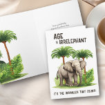 Cartão Idade é Irrelephant Wrinkle Elephant Engraçado Ani<br><div class="desc">Cartão de aniversário engraçado escrito com "Idade é irrelefante...  são as rugas que contam!". Design apresenta um elefante bonito,  armado com palmeiras tropicais e verde-selva. Você pode personalizar o dentro de saudação de aniversário e também ter a opção de adicionar um sinal com seu(s) nome(s) se desejar.</div>