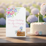 Cartão Irmã Aniversário Floral Aquarela Hortênsias Rosas<br><div class="desc">Design floral de aniversário da irmã com hidrângeas pintadas à mão em aquarela, rosas cor-de-rosa suaves e folhagens frescas dispostas em uma composição botânica leve e arejada. Uma caixa de madeira rústica combinada com um delicado vaso de flores adiciona calor e charme, criando uma cena relaxada inspirada em jardins que...</div>