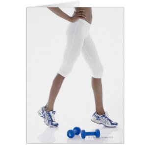 Cartão Jovem mulher com esticão dos dumbbells (ponto