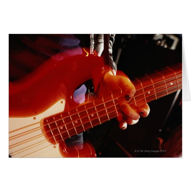 Cartão Jovem tocando violão-baixo, apertando a mão (Frente Horizontal)