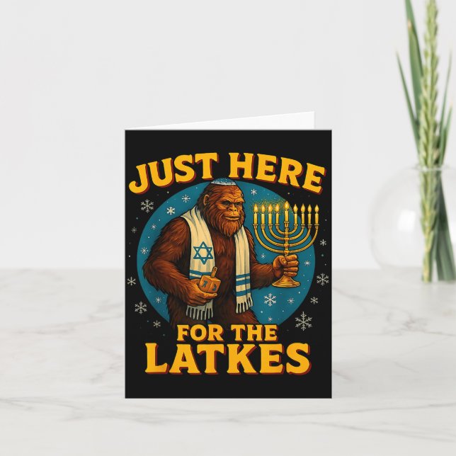 Cartão Just Here For The Latkes Funny Hanukkah Bigfoot  (Frente)