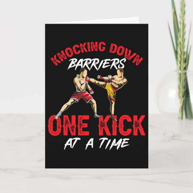 Cartão Kickboxing Kickboxer Derrubando Barreiras Um Chute (Frente)