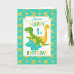 Cartão Kids Dinossauro primeiro aniversario Azul<br><div class="desc">Um cartão de primeiro aniversario divertido. Este brilhante primeiro cartão de aniversário apresenta um dinossauro verde T-Rex, um Brontosauro amarelo e um Tricerátopo azul, colocado sobre um fundo de dinossauro azul e amarelo Um adorável design para um menino que terá um ano de idade. A idade de aniversário e o...</div>