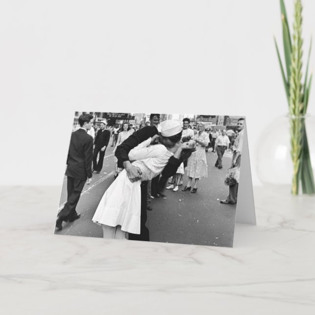 Cartão Kissing On VJ Day World War (Frente)