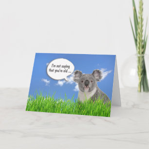 Cartão Koala Bear em Grass Humorous Birthday