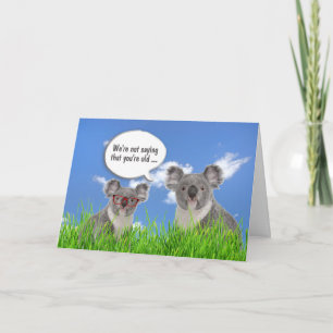 Cartão Koala Bears em Grass Humorous Birthday