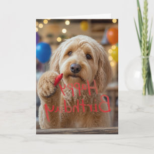 Cartão Labradoodle Escrevendo Feliz Aniversário no Vidro