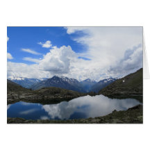 Lago alpino e nuvens