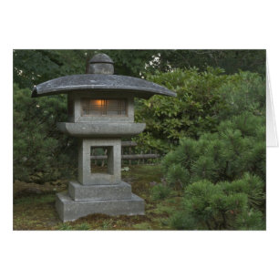 Cartão Lanterna de pedra iluminada no Jardim Japonês