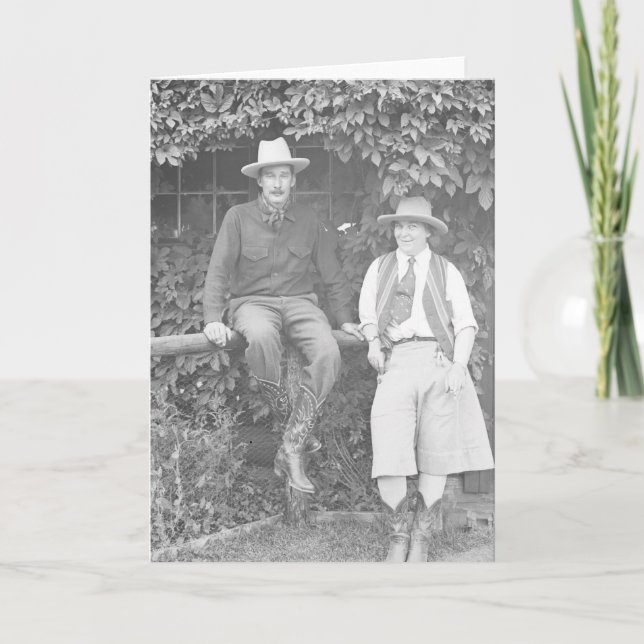 Cartão Larry Larom e uma mulher se posando. (Frente)